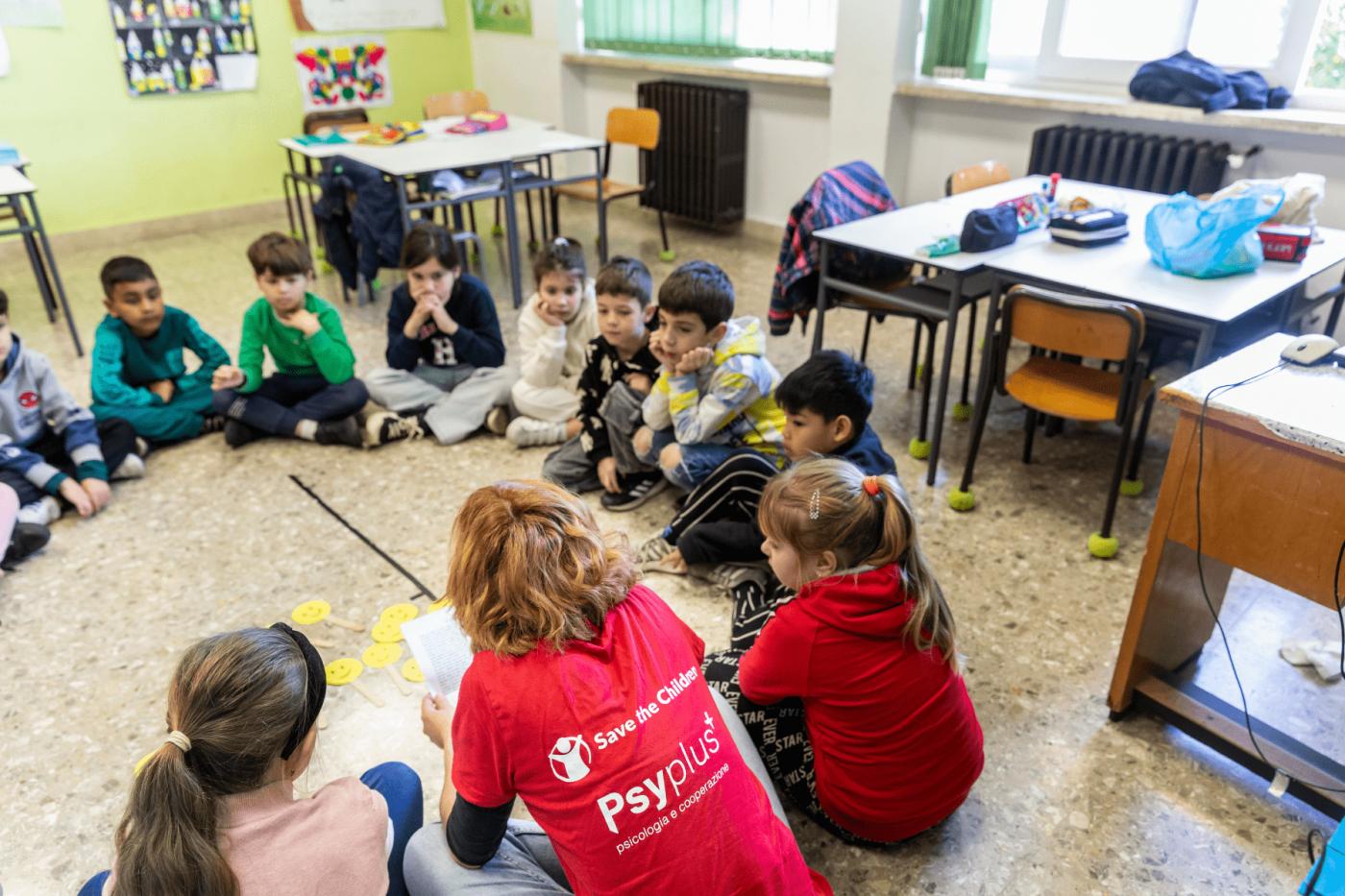 Classe scolastica inclusiva con supporti visivi per studenti con autismo