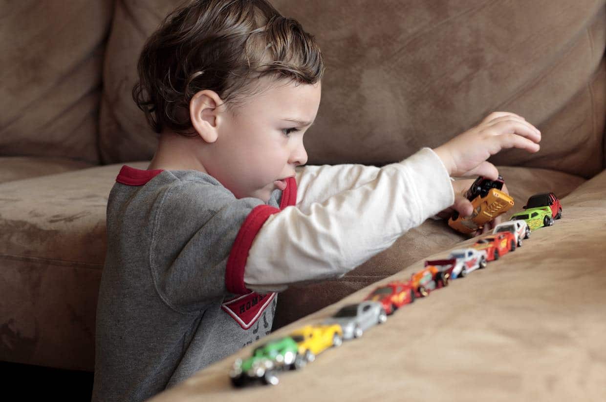 Bambino con disturbo dello spettro autistico impegnato in attività educativa
